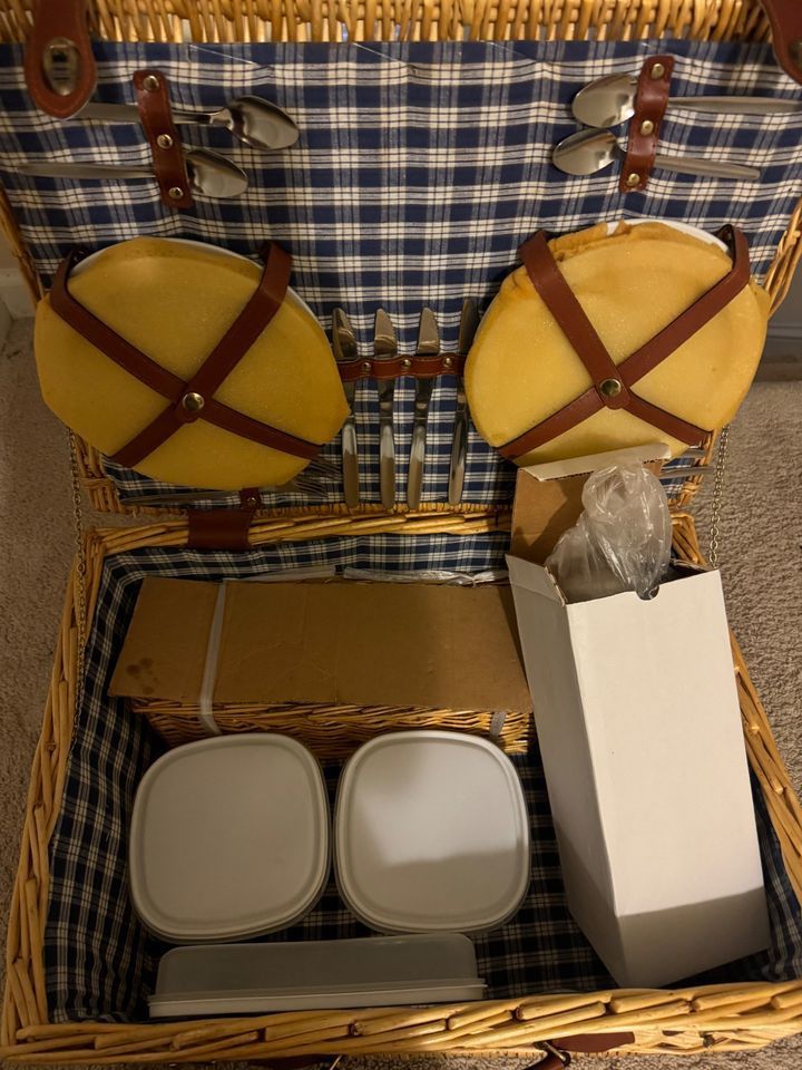 VINTAGE PICNIC BASKET