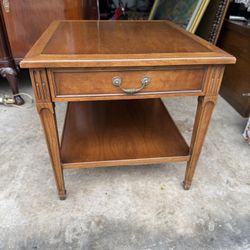 Vintage Henredon Midcentury Cross-Banded Walnut Single Drawer Side Table End Table Nightstand