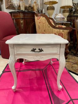 Beautiful Vintage French Provincial White White End Table🌷