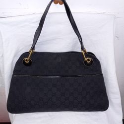 Gucci GG Eclipse Shoulder Bag Canvas Patent leather Bag

This shoulder bag features a canvas body, flat leather straps, an exterior front slip pocket,