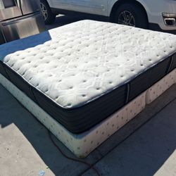 Nice Comfortable Quality Thick King-size Serta Mattress and Box spring (no metal bed frame)
