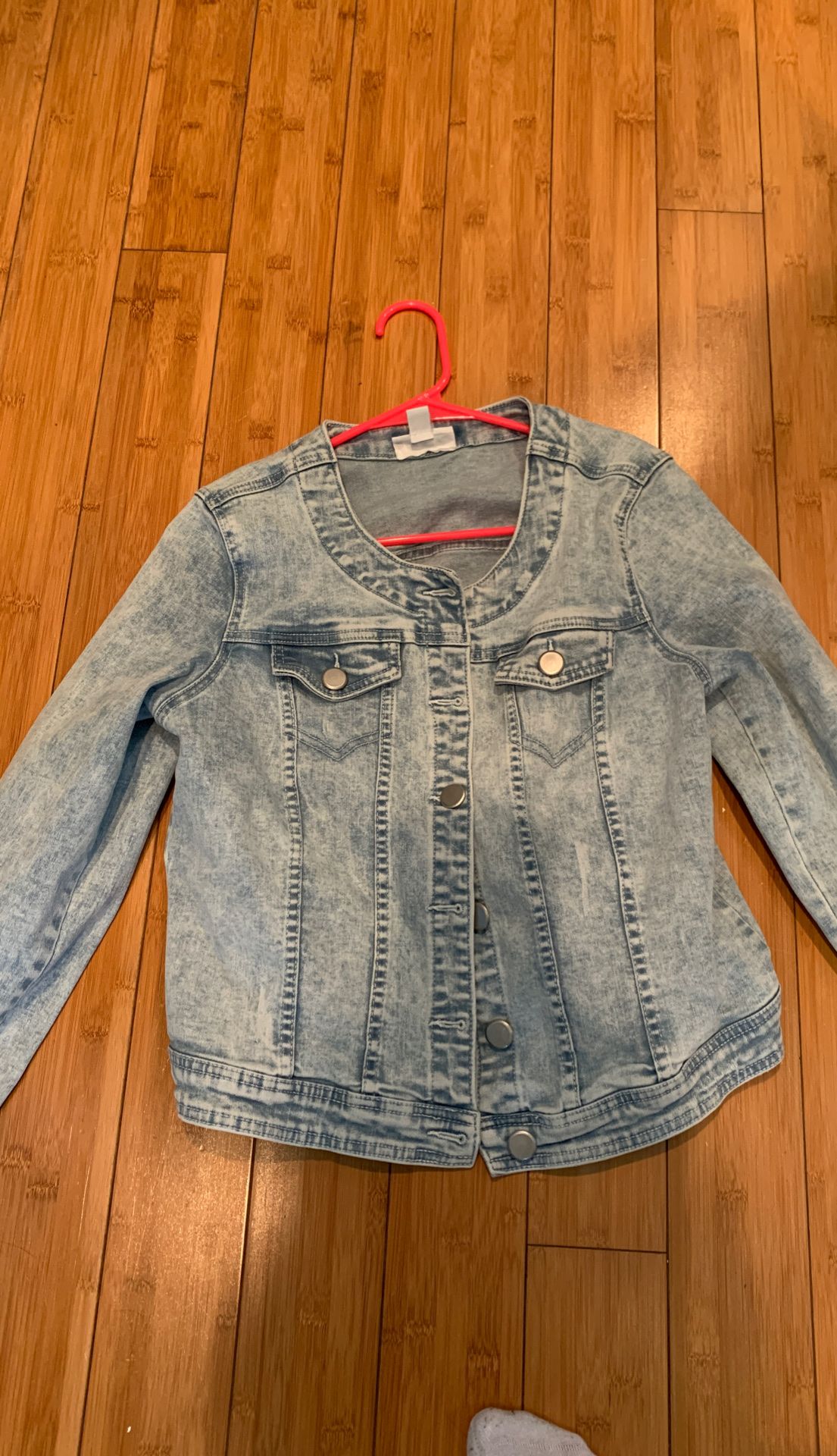 Low collar denim jacket