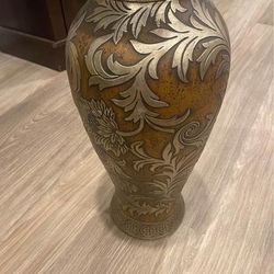 Beautiful Vase. Cash only, No Phone # Dimension in pic