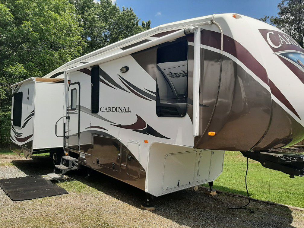 2013 forest river cardinal 3030rs 37,FT  Sleep 6, 5th wheel Camper RV Financing available Contact us for more details