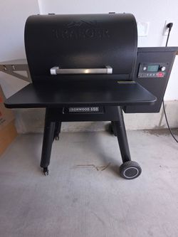 Traeger Ironwood 650 Wood Pellet Grill & Smoker – WiFIRE Enabled – Excellent Condition!