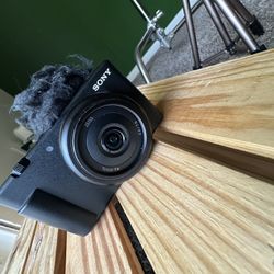 Sony ZV-1F Vlog Camera for Streamers, Content Creators and Vloggers 