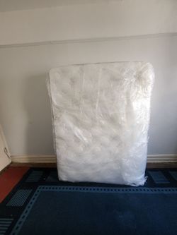 12” Queen Hybrid Memory Foam Mattress – Medium Firm – Pocket Coil – Like New