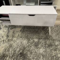 White Lift-Top Coffee Table with Storage – Great Condition!