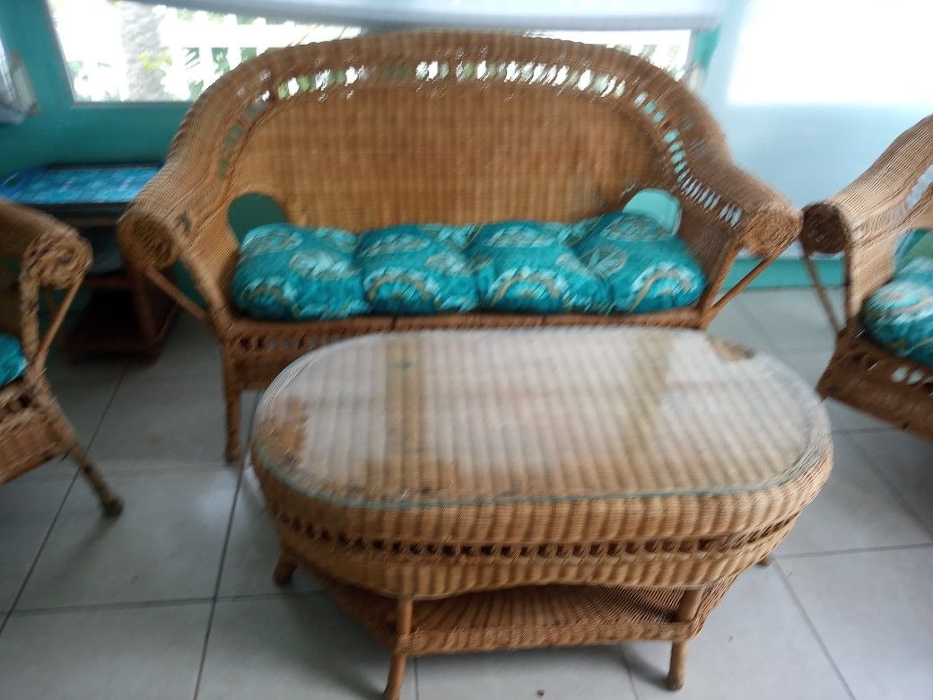 Beautiful vintage woven wicker couch two chairs end table