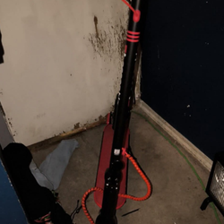 I'm selling the electric scooter and  it comes with the charger everything works The brakes works and it go 20 miles
everything works perfect 👍