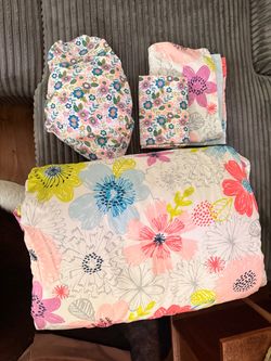 Girl’s twin bed set from target (pillowfort brand)