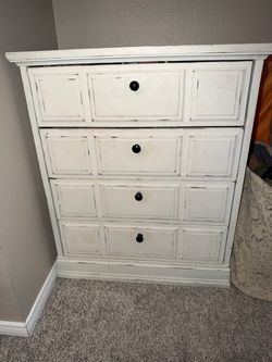 White Distressed 4-Drawer Dresser