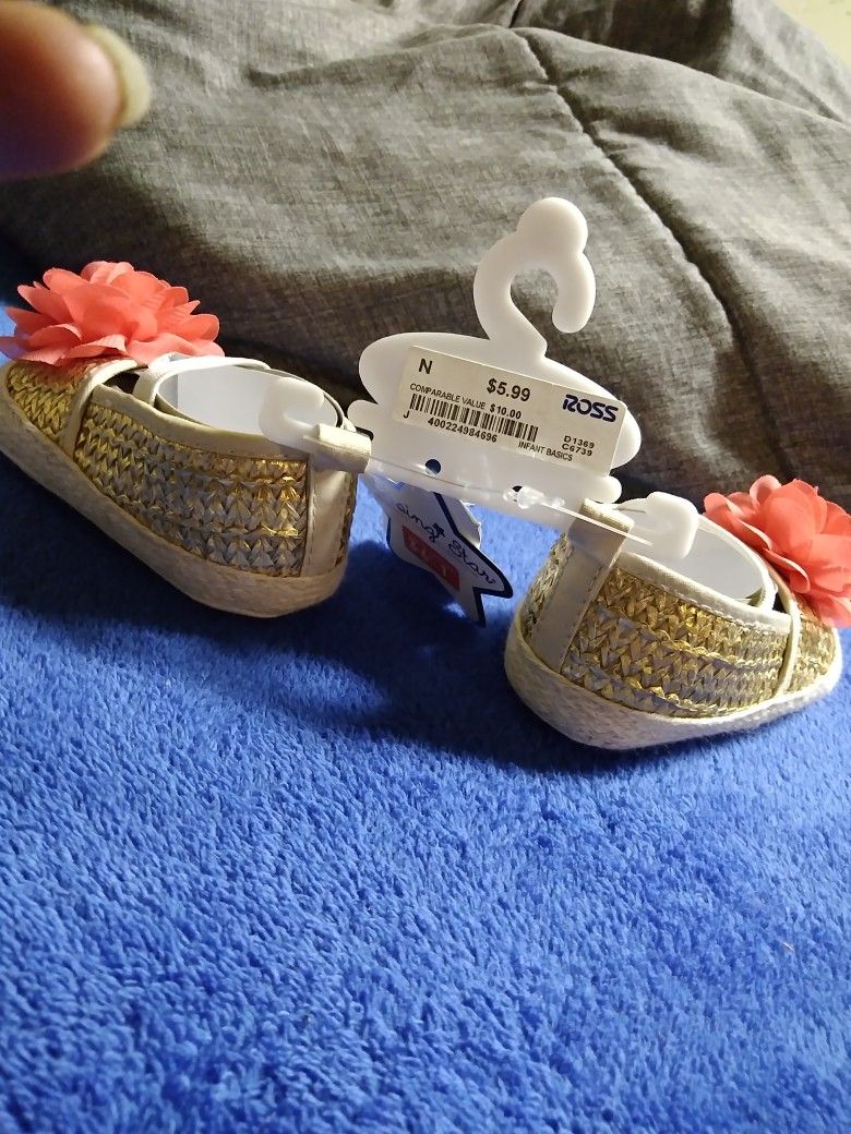 Brand-new w/ Tag.. Rising Star: Gold With Pink Flower Shoes. Size: 1' (3-6M)