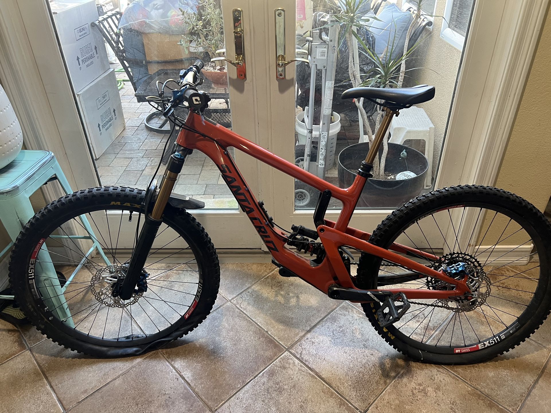 2019 Santa Cruz Nomad Medium NOT RIDABLE (Stored in Garage)
