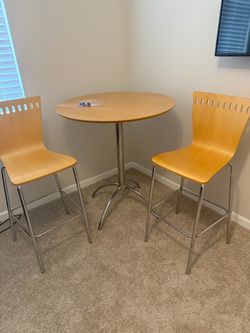 Modern round bistro/pub table, Includes two matching barstools