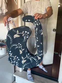 Breastfeeding pillow great condition