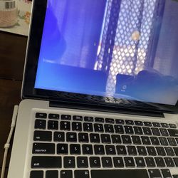 Apple Laptop 💻 A Little Old But Works Great! Make Me An Offer