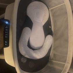 Brand New 4Moms Mamaroo Sleep Bassinet