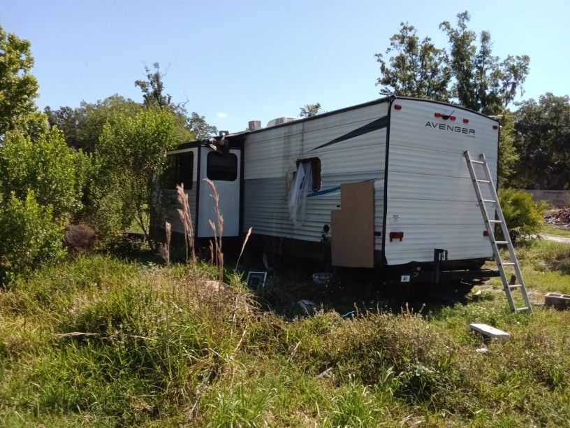 2008 32 Ft Travel Trailer Pull Behind
