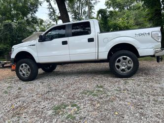 2011 Ford f-150 4x4 super cab V-8 8” rough country lift 37” tires exhaust system K&N intake system