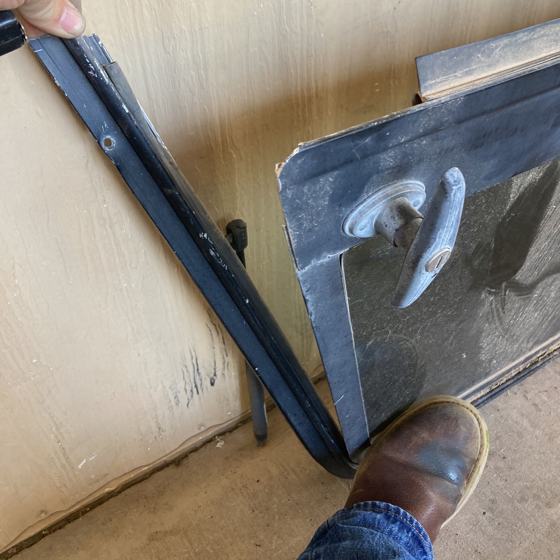 BACK GLASS FOR CAMPER SHELL