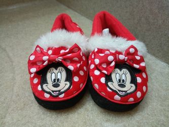 BRAND NEW NEVER WORN- MINNIE MOUSE RED BEDROOM SLIPPERS (SIZE XS 5/6)