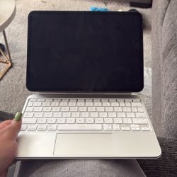 Apple iPad 11 Pro With Apple Keyboard 