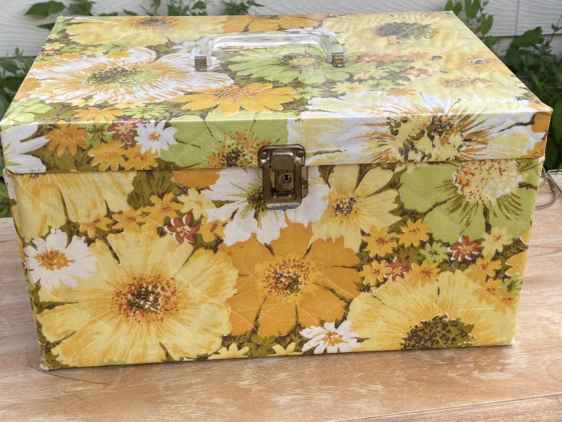 Vintage Sewing /jewelry Box