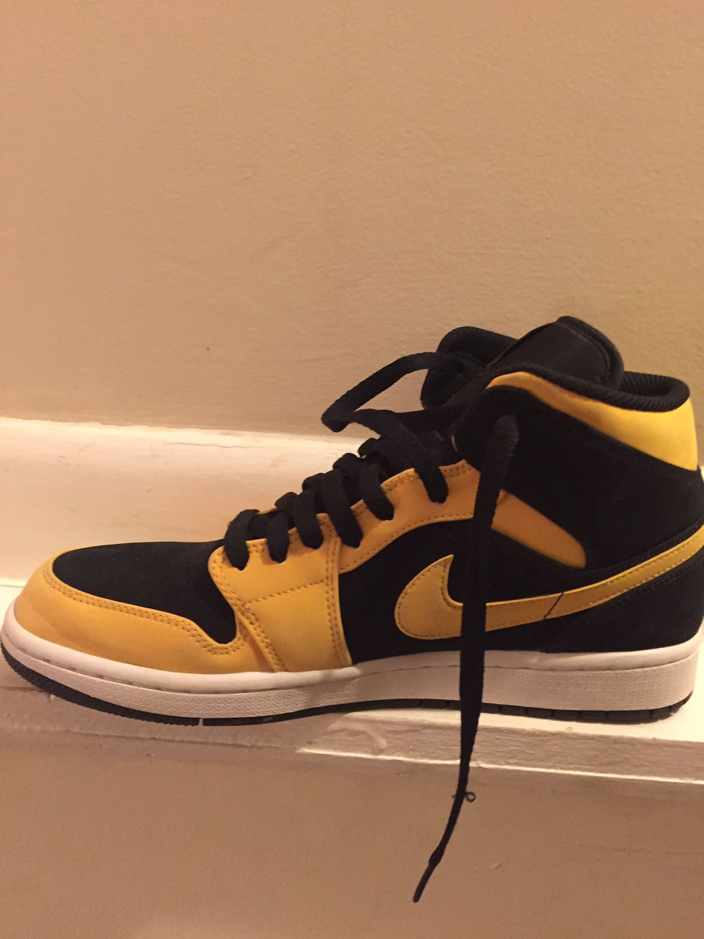 Jordan’s 1s (yellow & Black)