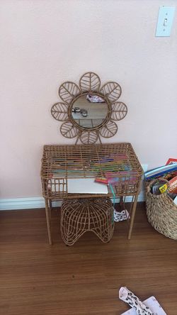 Children/toddler Vanity