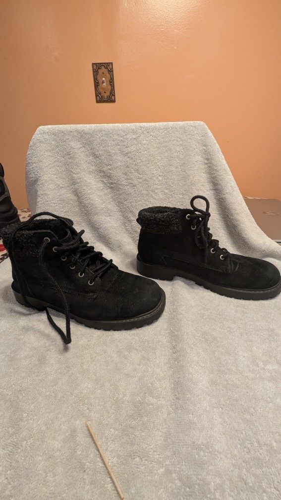 Ladies Suede Booties w/ fuzzy cuff by Predictions Size 7.5 W