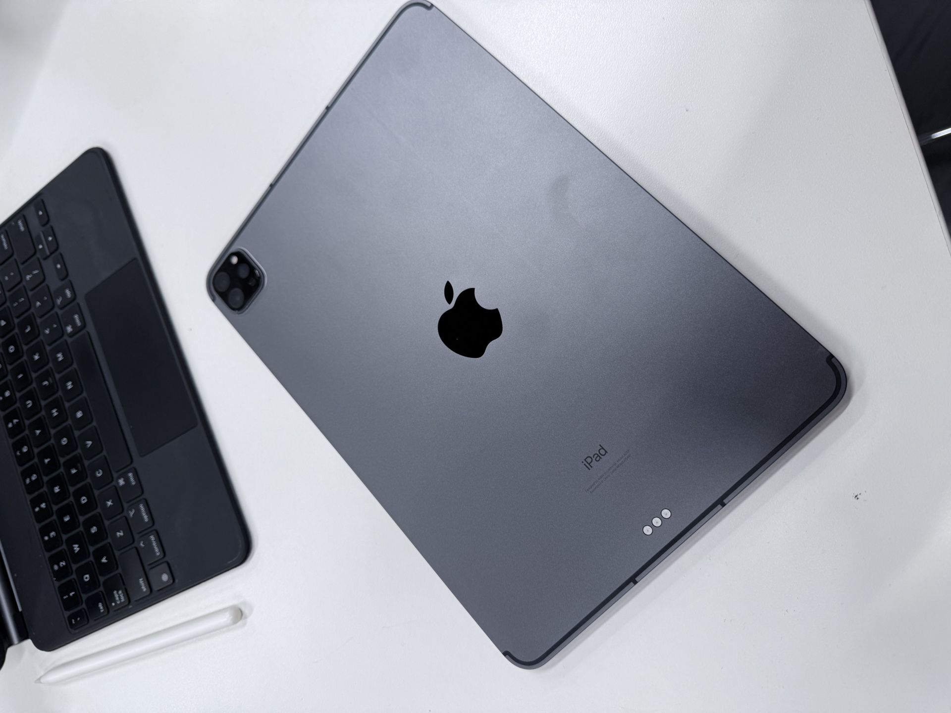 iPad Pro 11” M1 + Magic Keyboard + Apple Pencil (Cellular Model)