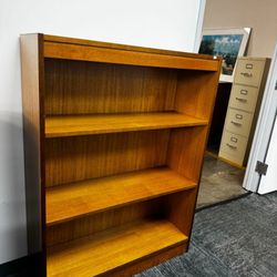 Bookcase With Adjustable Shelves