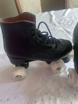 Size 6.5-7 roller skates with light up wheels