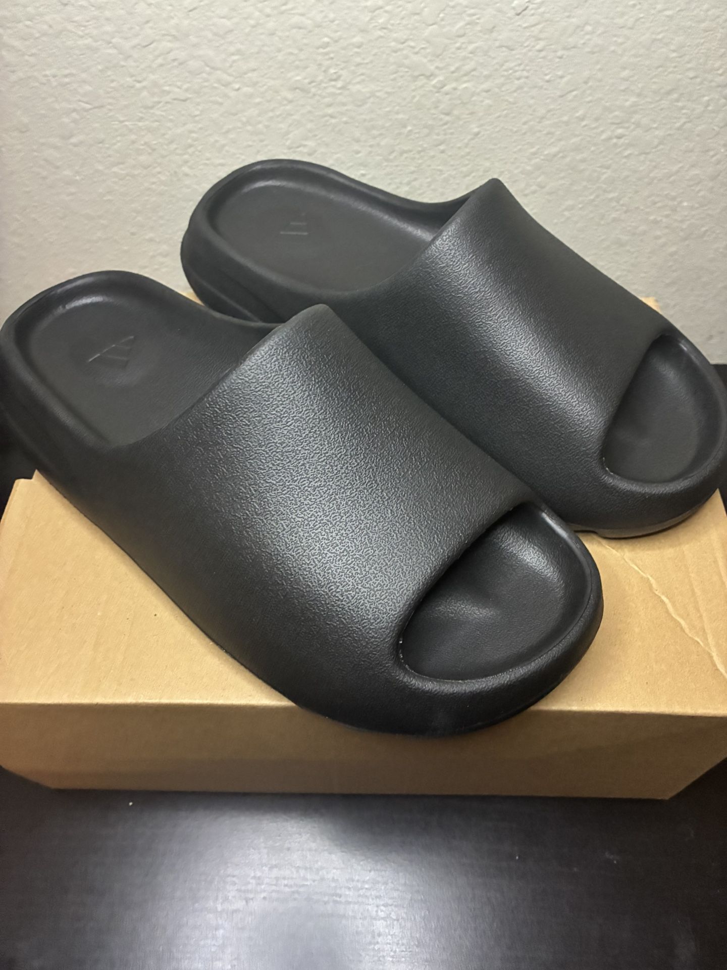 Adidas Yeezy Slides Onyx Size 10.5