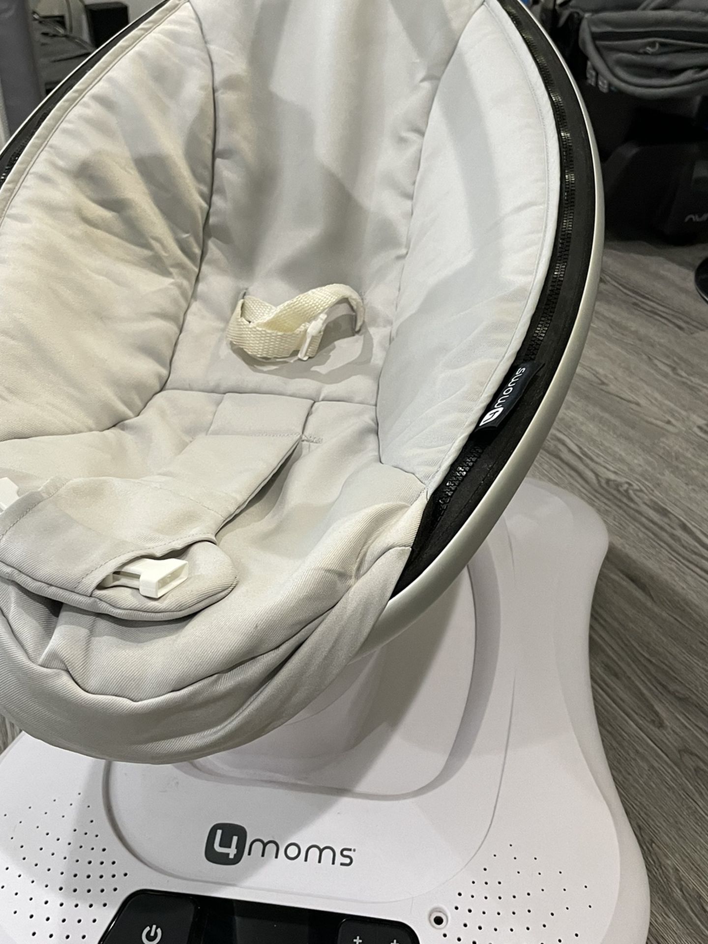 4moms mamaRoo 4.0 Baby Swing, Classic White