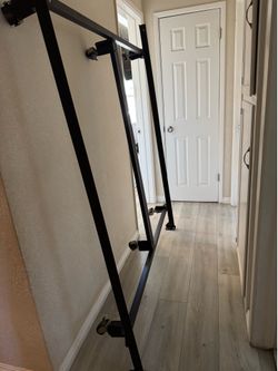 Queen metal frame with wheels