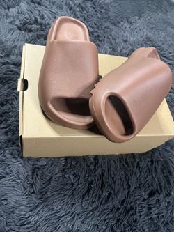 Yeezy slides flax size 10