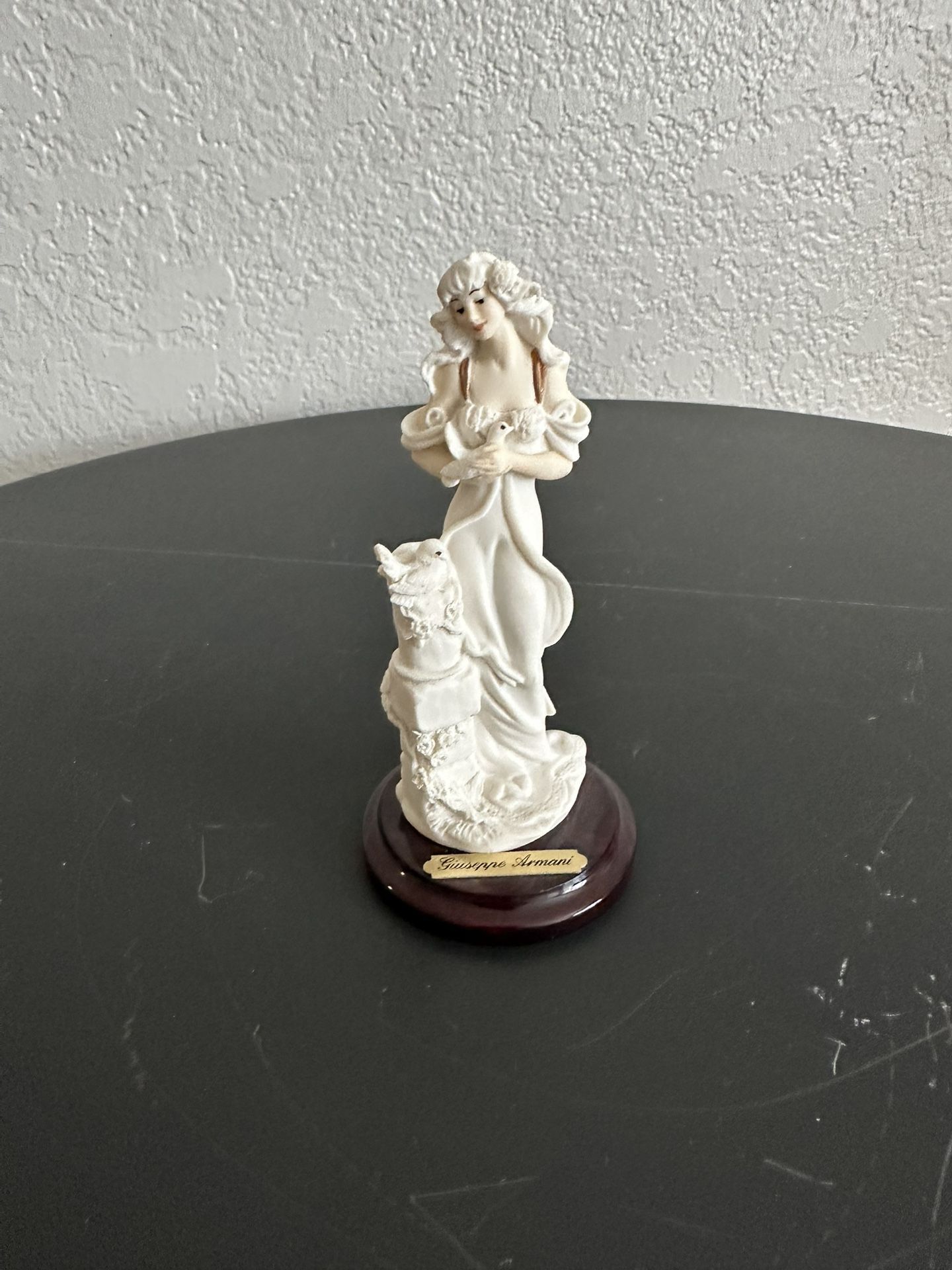 Giuseppe Armani Capodimonte LADY WITH DOVE Figurine 5"H  Italy 1994 Florence