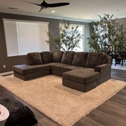 Brand New Ashley By Design Sectional With Multifunctional Ottoman 