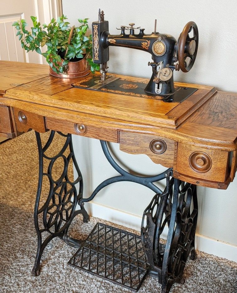 Vintage Singer Sewing Machine And Cabinet