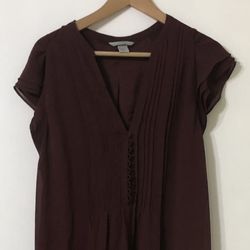 H&M women’s Elegant V-neck front quarter bottom down Dress: pull over, back adjustable straps, under cover. Material 100% polyester.Color plum. Size12