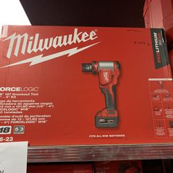 Milwaukee M18 18V Lithium-Ion 1/2 in. to 4 in. Force Logic High Capacity Cordless Knockout Tool Kit w/Die Set 3.0 Ah Batteries