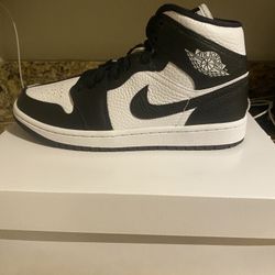 Jordan 1 Mid White/black Split Wmns🔥: Size 8W And 8.5W Available 
