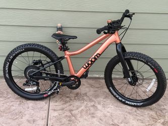 Woom off 4  9 speed hydraulic disc brakes, bike is like brand new comes with woom lock, still has the little nipples on the tires