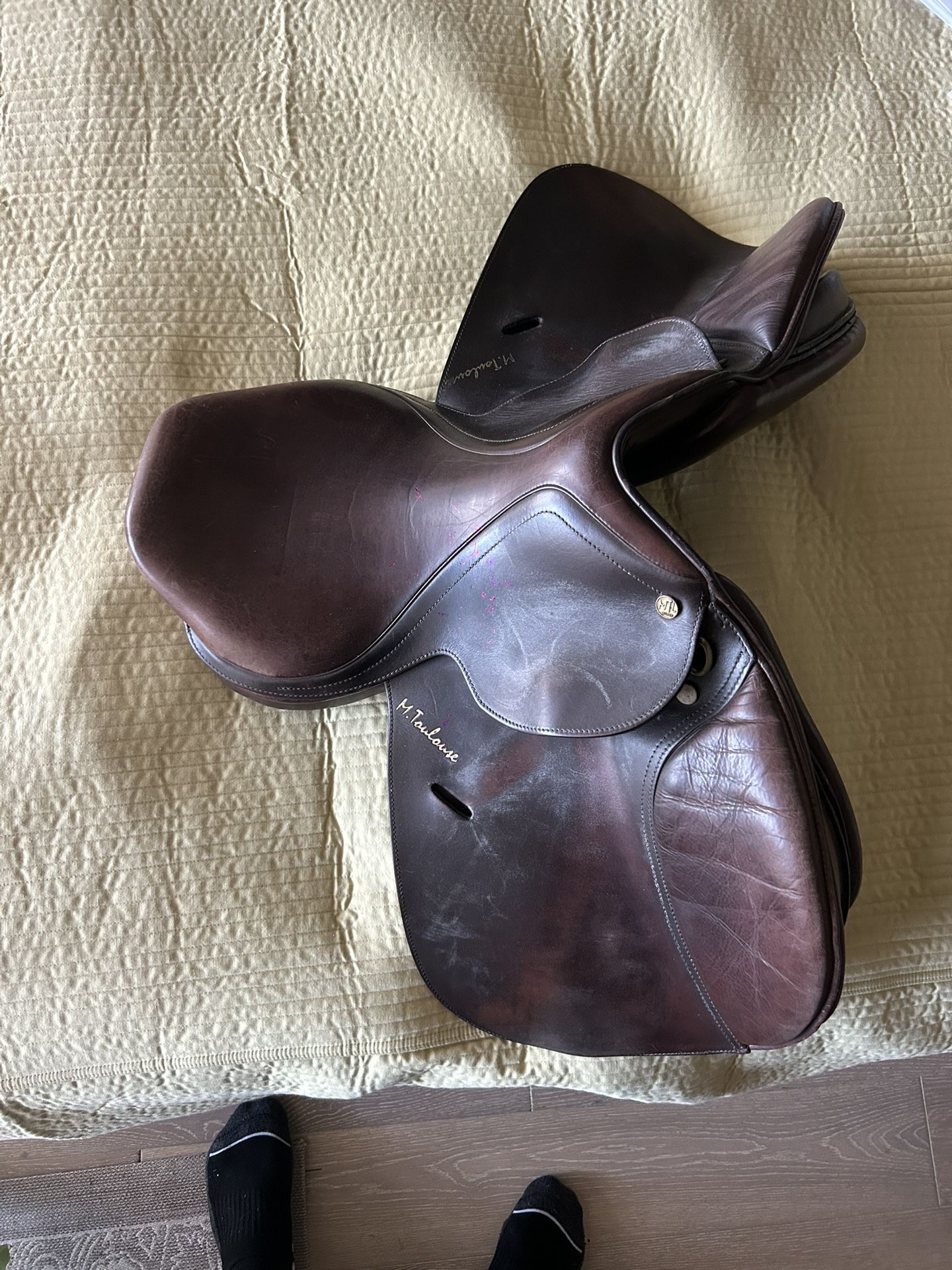 Original leather english hunt-seat horse saddle used in great condition