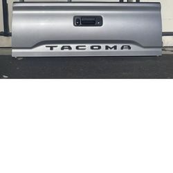 2016 - 2022 TOYOTA TACOMA COMPLETE REAR TAILGATE  WITH CAM

