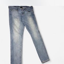 Light wash blue denim jeans #denim #distressed #streetstyle