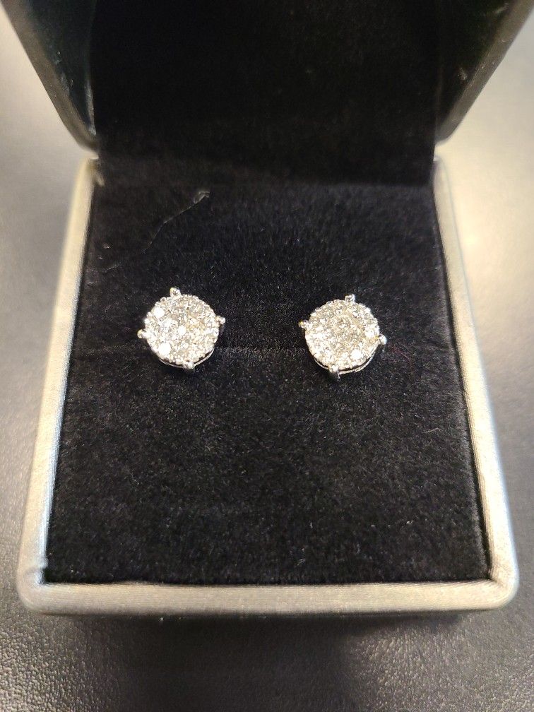 Diamond Earring..10k White Gold.. 0.77ct