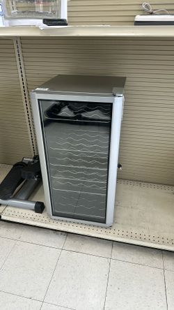 COMPACT REFRIGERATOR